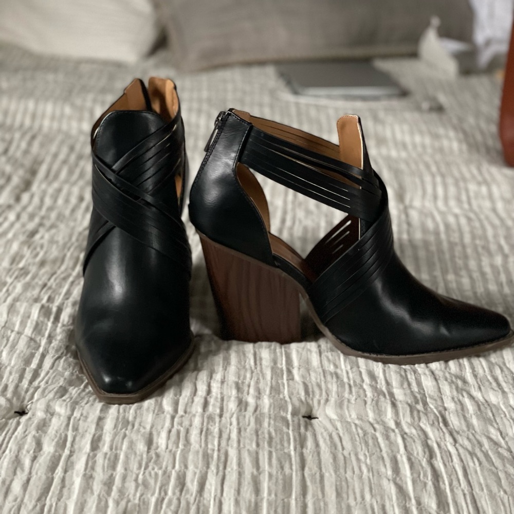 Quoid black booties